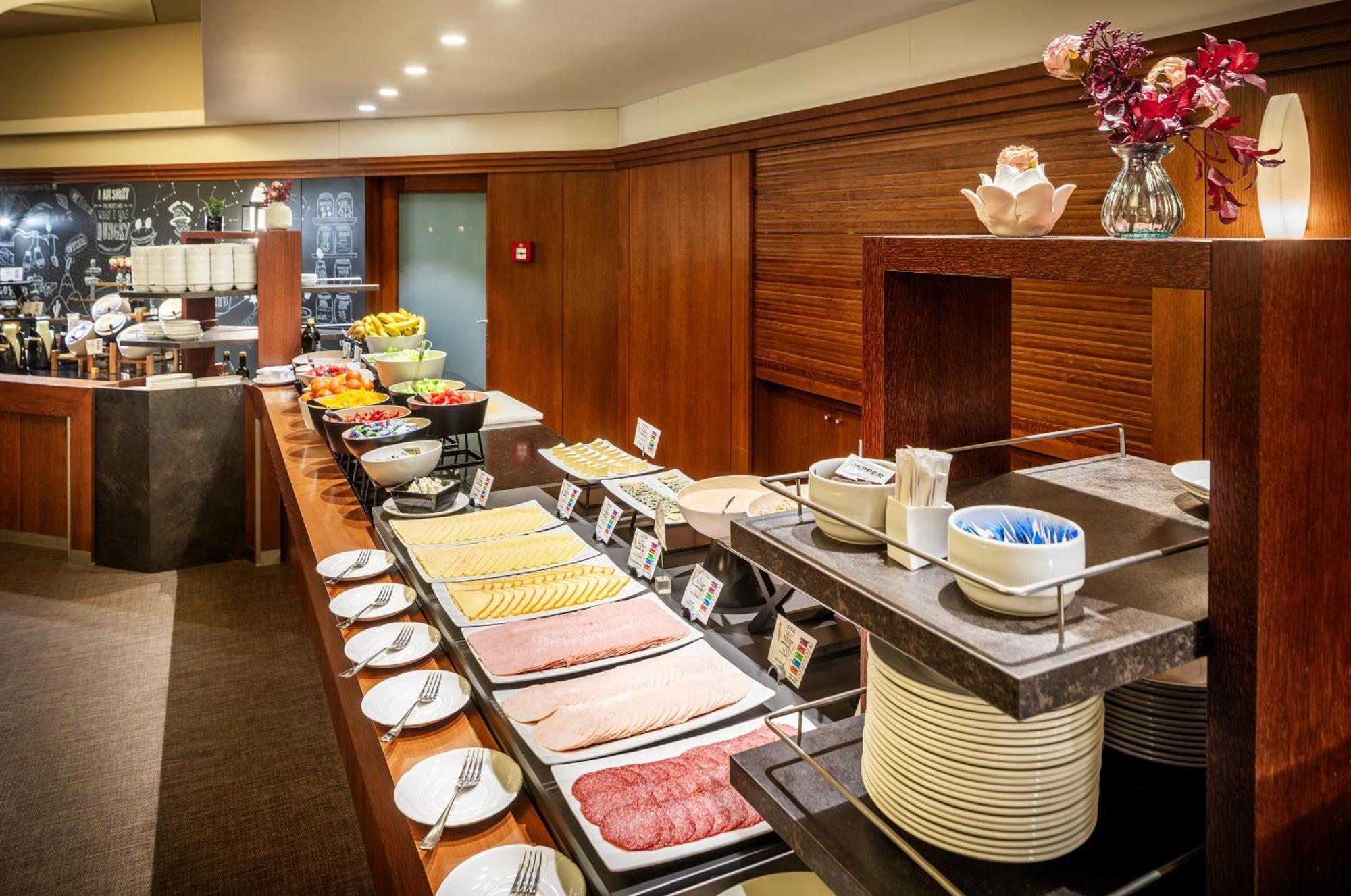 Hotel Harmony Club